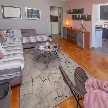 Point - Two Bedroom With Balcony Apartamento
